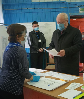 Глава Нижневартовского района Борис Саломатин сегодня проголосовал на 568 избирательном участке в деревне Вата 