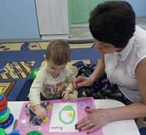 Центр социальных услуг «Излучики» оказывает услуги по присмотру и уходу за детьми от 1 до 3 лет